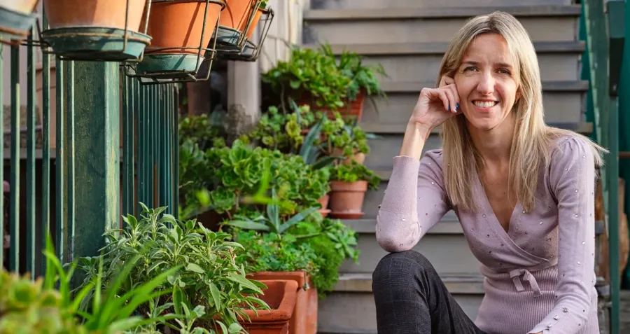 Afbeelding van Elisa die buiten zit. Elisa kreeg in 2008 de diagnose MS en heeft in de loop der jaren urineweginfecties gehad. Nu gebruikt Elisa Luja Female om haar blaas te legen.