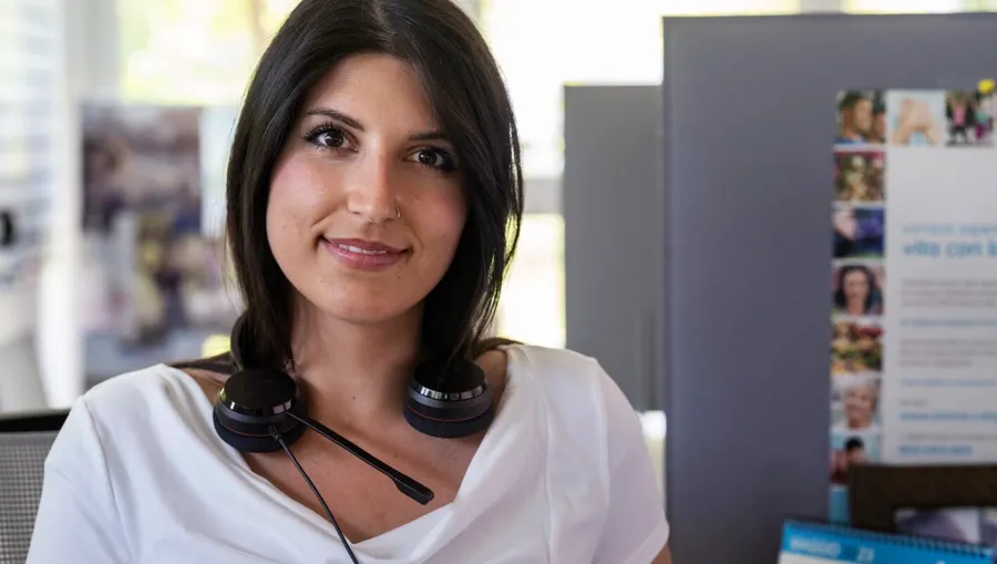 Een portretfoto van Sara, een Coloplast Care Specialist. 