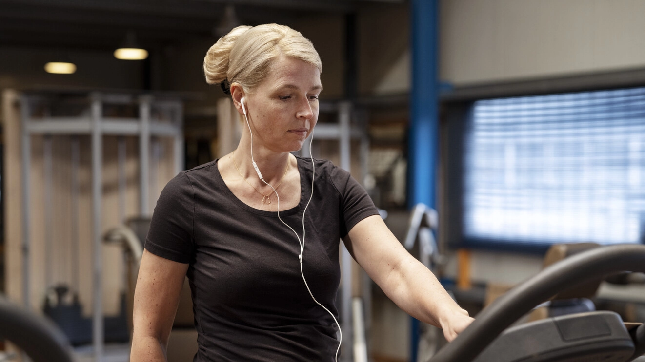 Afbeelding van Ilse in de sportschool. Zelfkatheteriseren is een manier om de blaas te legen met een klein, hol buisje dat een katheter wordt genoemd.