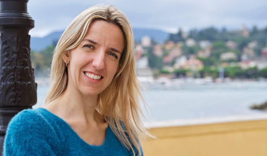 Afbeelding van Elisa, die leeft met Multiple Sclerose. Elisa gebruikt intermitterende katheters om haar symptomen te beheren.