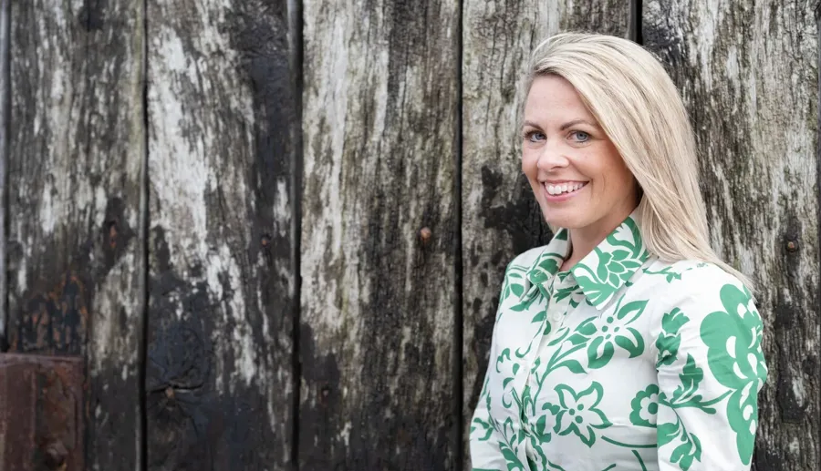 Portretfoto van Laura. Laura gebruikt Peristeen Plus en SpeediCath-katheters om haar MS-symptomen te beheersen.