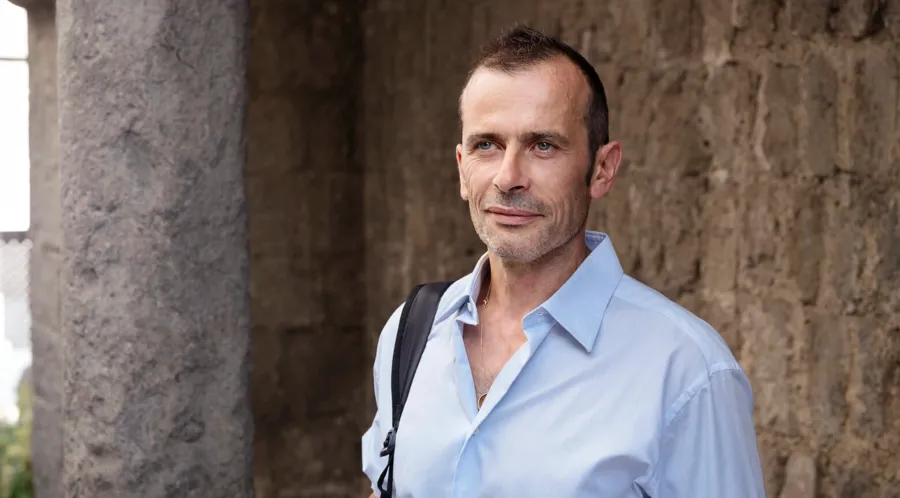 Portretfoto van Andrea. Hij gebruikt katheters om zijn blaasklachten te behandelen, die het gevolg zijn van zijn MS.