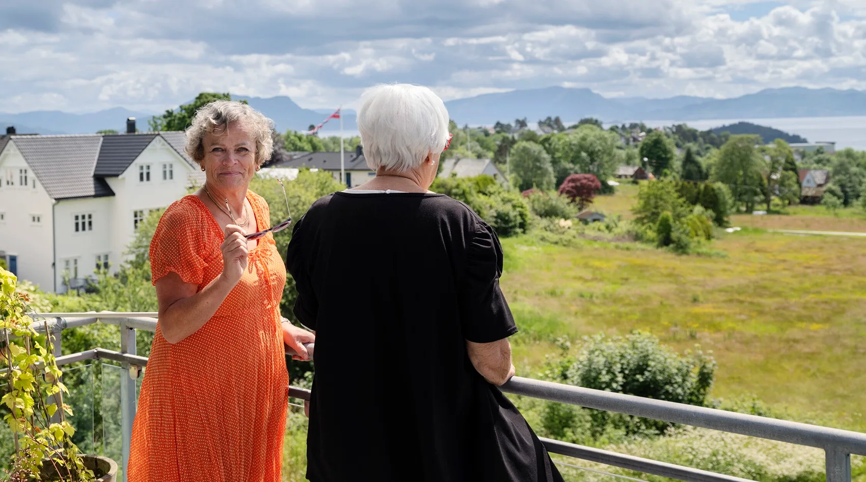 Foto van Gullborg die met een vriendin bij een uitkijkpunt staat. Deze pagina biedt een overzicht van de verschillende blaas- en darmproducten die Coloplast aanbiedt.