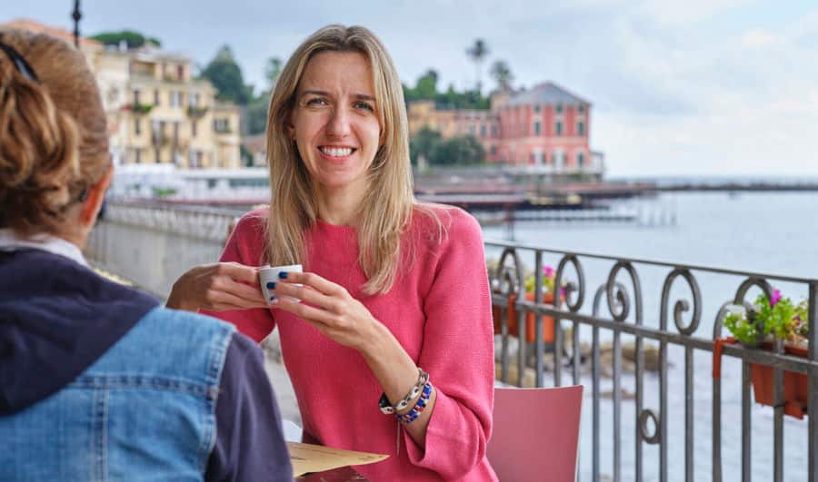 Foto van Elise zittend in een koffiebar. Ze gebruikt Luja Vrouw om haar blaasklachten als gevolg van MS te behandelen.