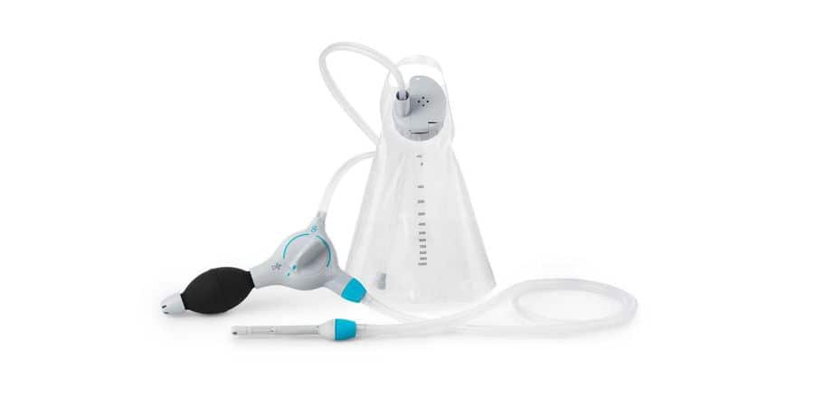 Afbeelding van Peristeen Plus. Peristeen Plus is een hoog volume darmspoelsysteem dat een effectieve oplossing biedt voor chronische verstopping en ongewild verlies van ontlasting en helpt mensen om hun zelfvertrouwen en controle over hun darmen terug te krijgen 