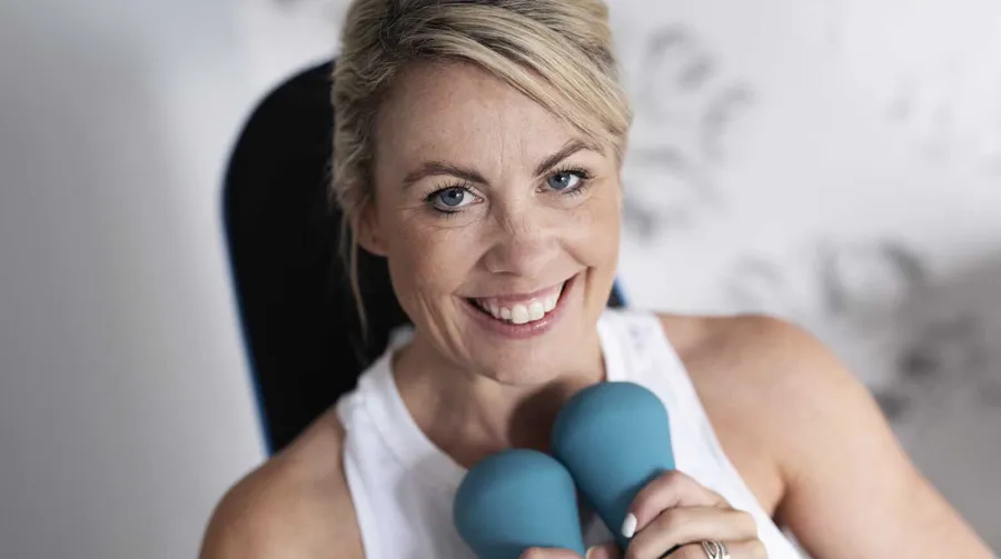 Afbeelding van Laura met handgewichten. Laura gebruikt Peristeen Plus 