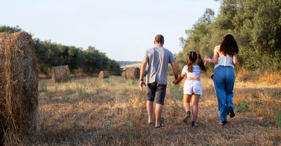 Foto van Andrea die met zijn familie wandelt.  Andrea gebruikt Peristeen Plus om zijn darmproblemen te helpen beheersen. 