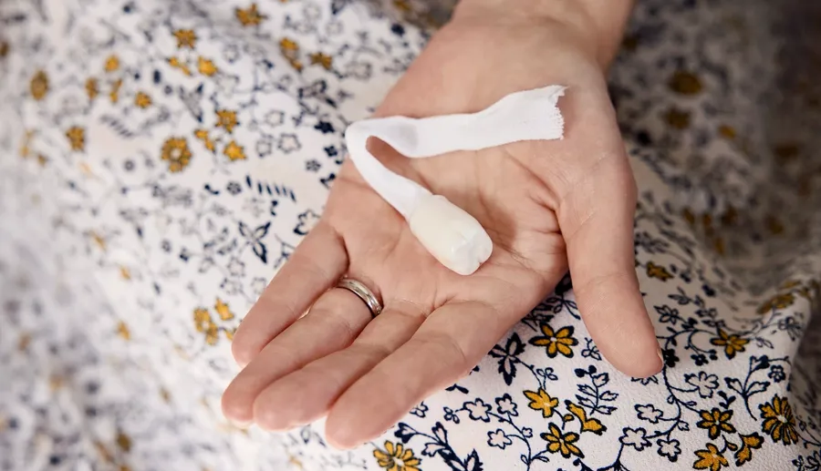 Afbeelding van een hand die de Peristeen Anaal plug vasthoudt.  De Peristeen Anaal plug creëert een barrière in het rectum en helpt de controle over ongewild verlies van ontlasting terug te krijgen, waardoor je een gevoel van veiligheid en gemoedsrust ervaar