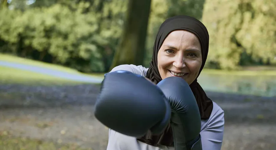 Afbeelding van Fikria buiten met bokshandschoenen. Fikria gebruikt Peristeen Light 