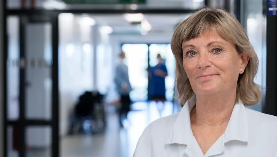 Portretfoto van Anna, een zorgprofessional. Darmspoelen houdt in dat er water in de darm wordt gebracht om de ontlasting in het rectum en de darm te verwijderen. 