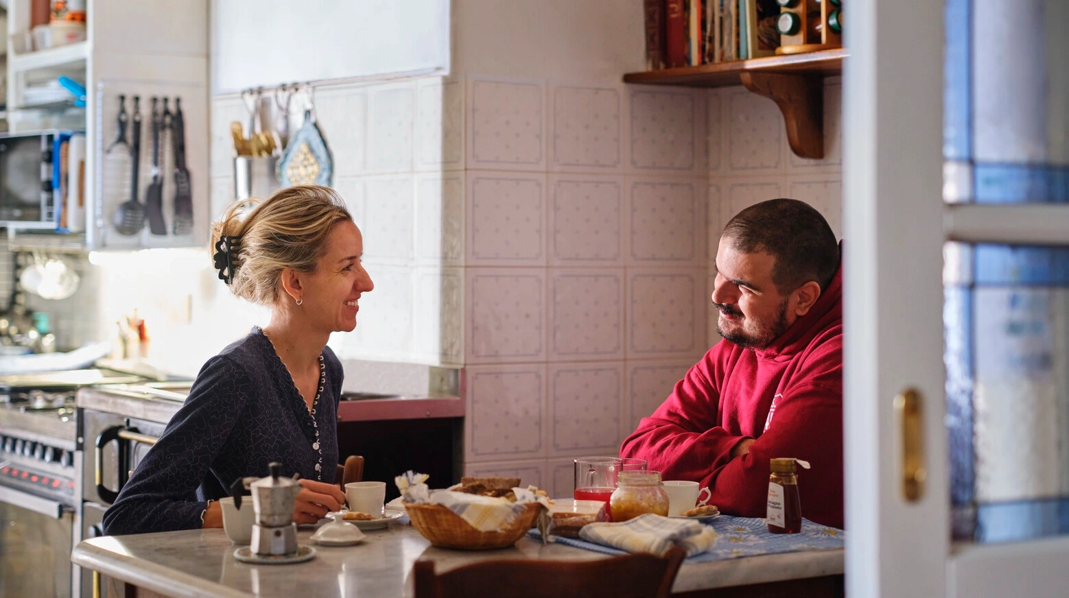 Foto van Elisa die samen met haar partner in een keuken zit. Deze pagina is bedoeld om een overzicht te geven van de verschillende soorten katheters die Coloplast aanbiedt en enkele van hun kenmerken 