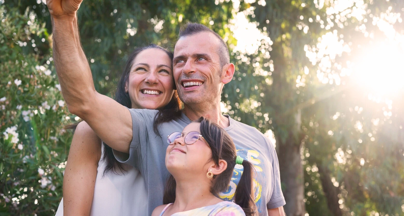 Andrea maakt een selfie met zijn familie. Andrea is 45 jaar oud en leeft met blaas- en darmklachten als gevolg van zijn MS. 