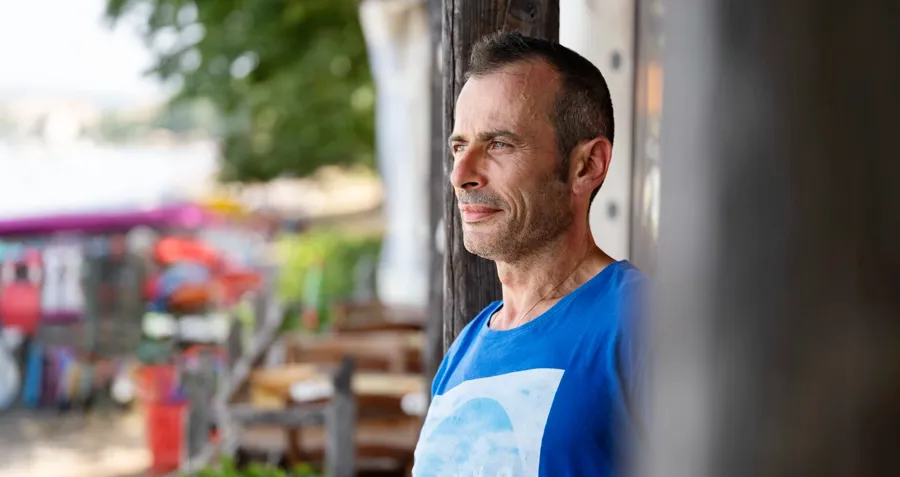 Portretfoto van Andrea buiten. Katheteriseren is een leerproces en na verloop van tijd leerde Andrea hoe hij onderweg een katheter moest inbrengen en ontwikkelde hij zijn eigen routine die hem  paste. 