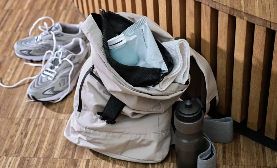 Foto van Peristeen Light in een sporttas. Peristeen Light is ontworpen om mensen te helpen die moeite hebben met de stoelgang en/of last hebben van ongewild verlies van ontlasting. 