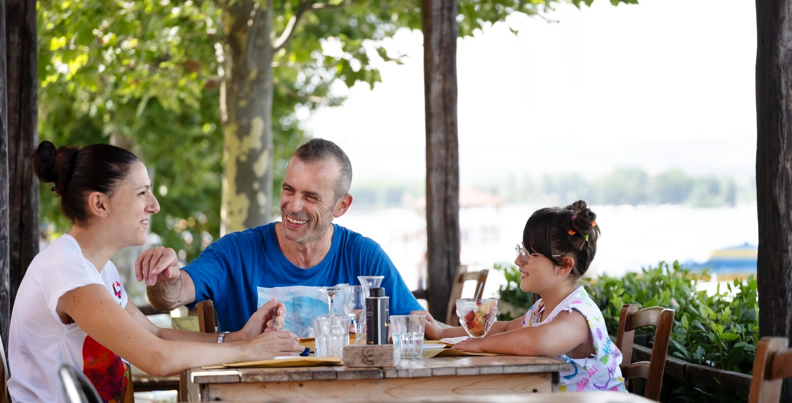 Afbeelding van Andrea en diens familie. Lees de verhalen van anderen mensen die leven met MS.  