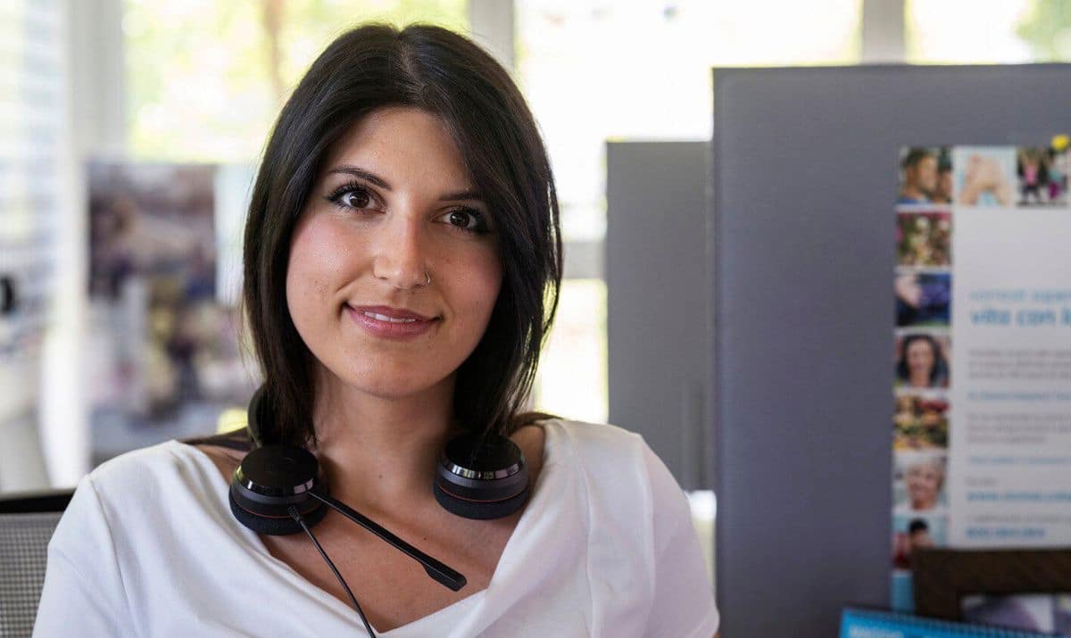 Portretfoto van Sara, een Coloplast Care medewerker. Mensen met MS kunnen blaas- en darmklachten ervaren.