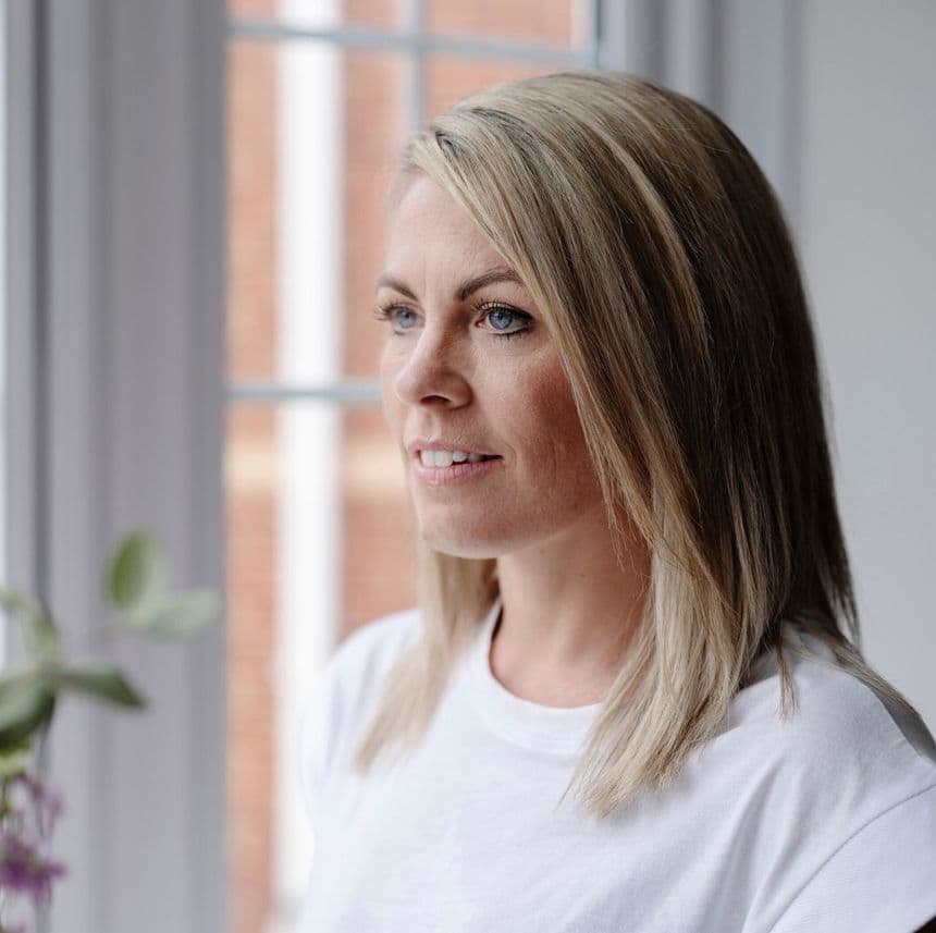 Portretfoto van Laura. Multiple sclerose kan de werking van je blaas en darmen verstoren en leiden tot blaas- en darmklachten.