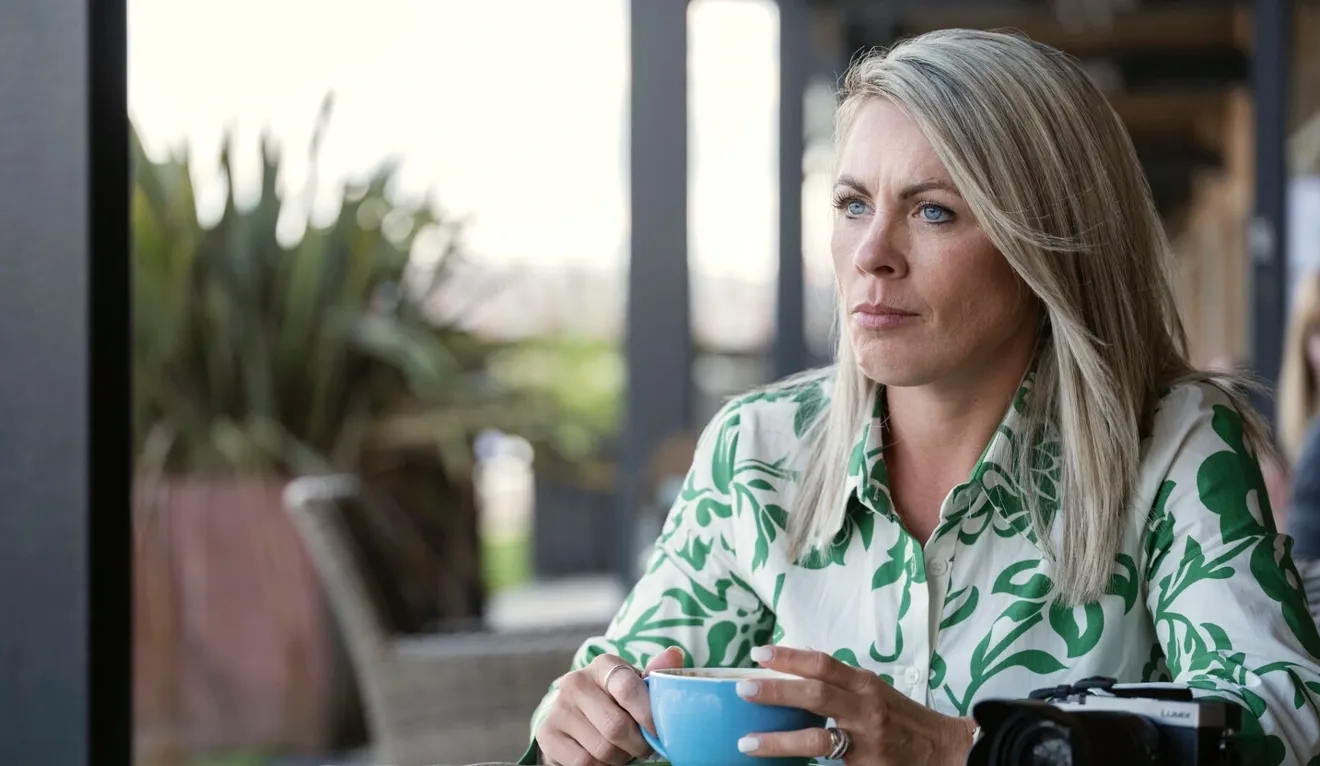 Afbeelding van Laura zittend in haar woonkamer. Multiple sclerose veroorzaakt schade aan het zenuwstelsel, waardoor signalen vanuit de hersenen verstoord raken en de functie van je blaas en darmen kan worden beïnvloed.