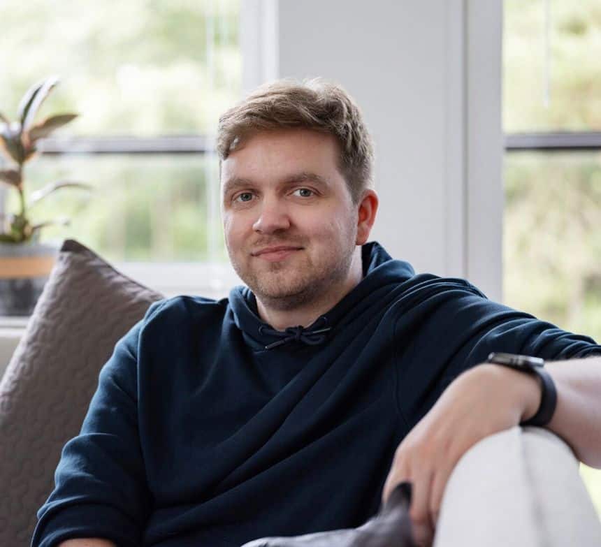 Afbeelding van Kristoffer, zittend in zijn woonkamer. Multiple sclerose kan de werking van je blaas verstoren en leiden tot blaasklachten.