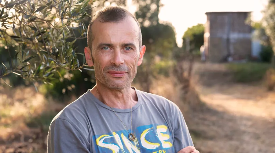 Portretfoto van Andrea buiten. Andrea heeft Multiple Sclerose en gebruikt Peristeen Plus om zijn darmen onder controle te krijgen.