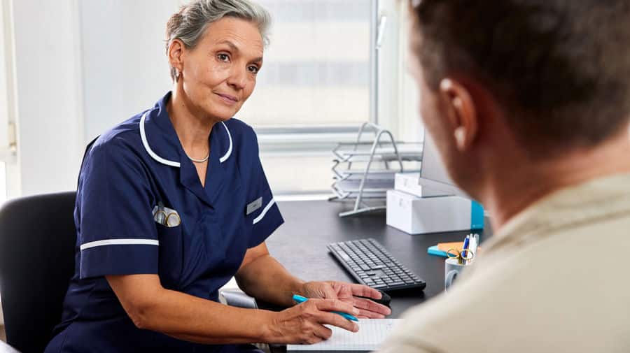 Afbeelding van zorgprofessional die de darmen uitlegt