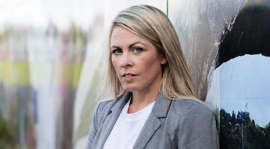 Portretfoto van Laura, die leeft met MS. Laura gebruikt katheters om haar blaasklachten onder controle te houden. 