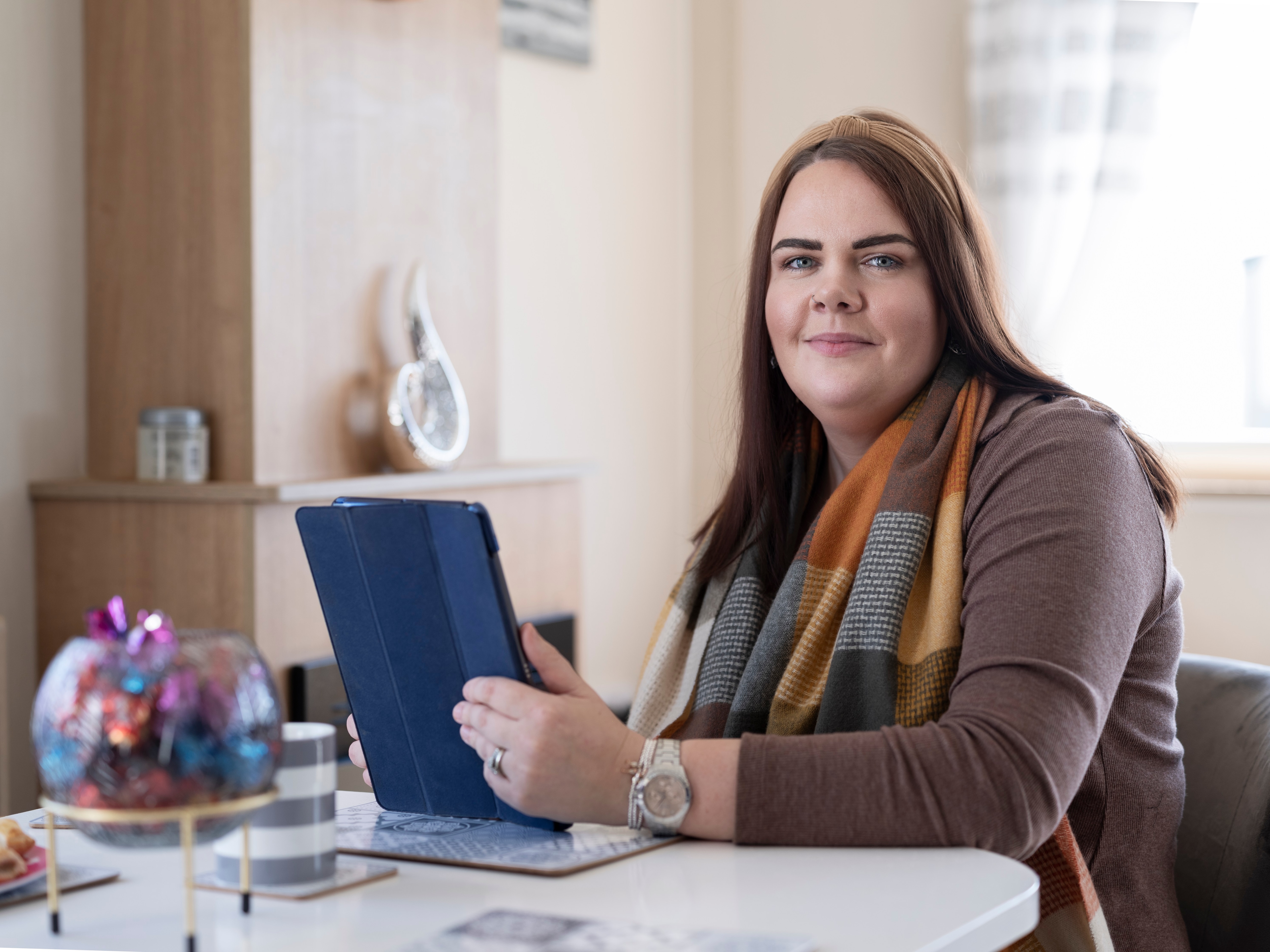 Sarah zit aan tafel. Het was 4 jaar na Sarah's eerste diagnose dat ze haar blaasproblemen in verband bracht met haar MS.